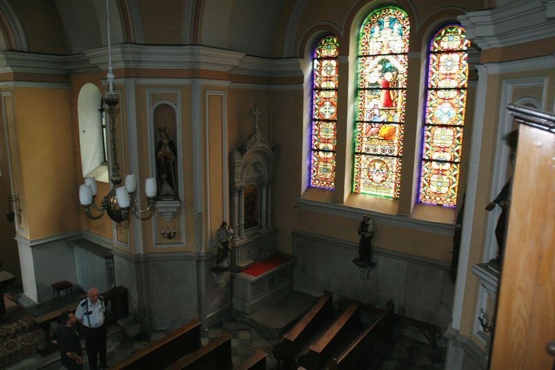 W środku kaplicy znajdują się ambony, rzeźby, obrazy