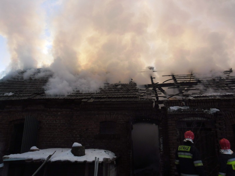 Pożar budynku inwentarsko-gospodarczego w Porębie