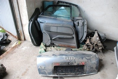 Zabezpieczone przez policję części samochodów, które skradziono na terenie Polski i Niemiec