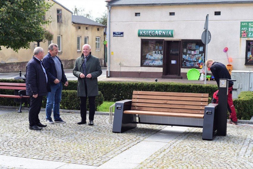 Oryginalna ławka na rynku w Krzepicach. Dzięki niej możesz naładować telefon