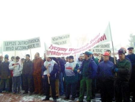 Manifestacja była spokojna. &amp;#8211; Jeżeli przyjdziemy drugi raz, to tak pokojowo nie będzie &amp;#8211; zapowiadali pracownicy.
   FOT. URSZULA ROMANIUK