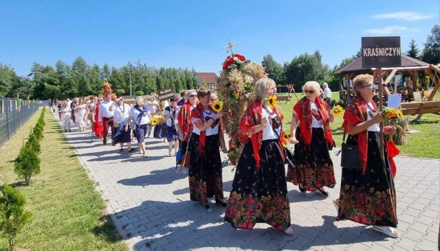 Panie z KGW Kraśniczyn w pięknych strojach zaprezentowały misternie  wykonany  wieniec dożynkowy. fot.