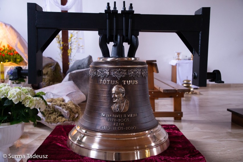 Kościół na osiedlu Lotnisko. 1 lipca, na 25-lecie parafii, na wieży ma zawisnąć nowy dzwon. Na razie stoi przed ołtarzem