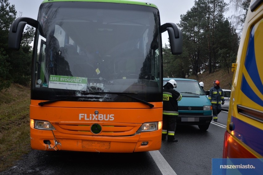 Wypadek na drodze Włocławek - Kowal. Zderzenie autobusu z samochodem dostawczym [zdjęcia]