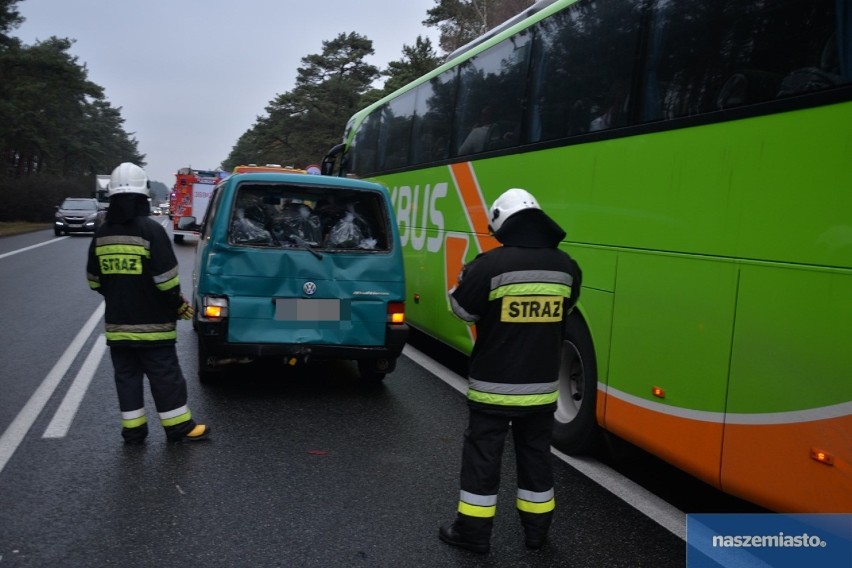 Wypadek na drodze Włocławek - Kowal. Zderzenie autobusu z samochodem dostawczym [zdjęcia]