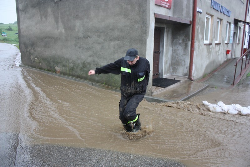 Powódź w Rudnikach. Tak wygląda ulica Strażacka.