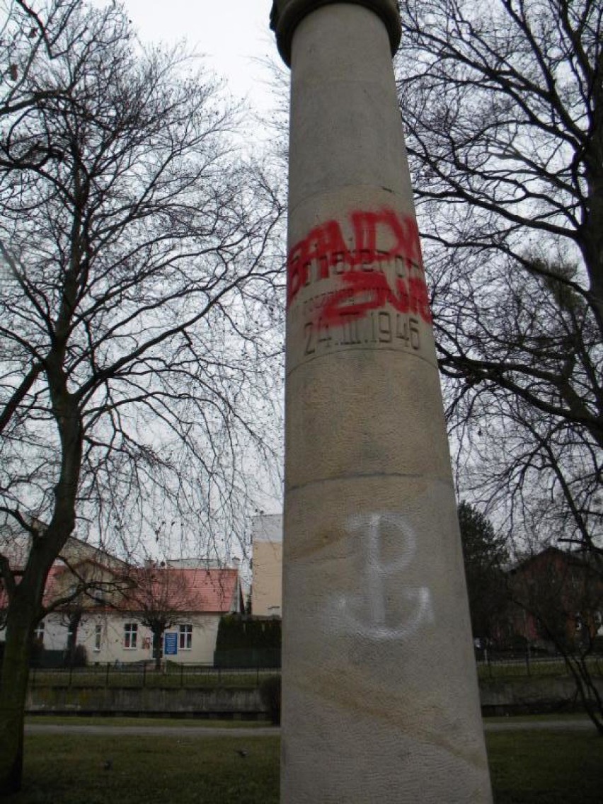 Pruszcz Gdański: Ktoś zniszczył pomnik przy ul. Grunwaldzkiej [ZDJĘCIA]