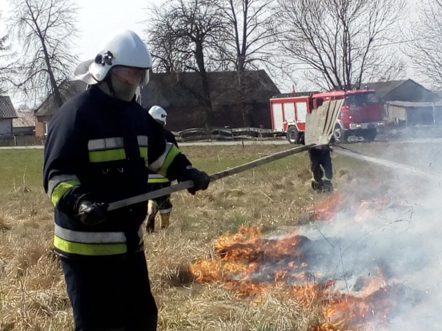 3 kwietnia - pożar suchej trawy w miejscowości Poraj 