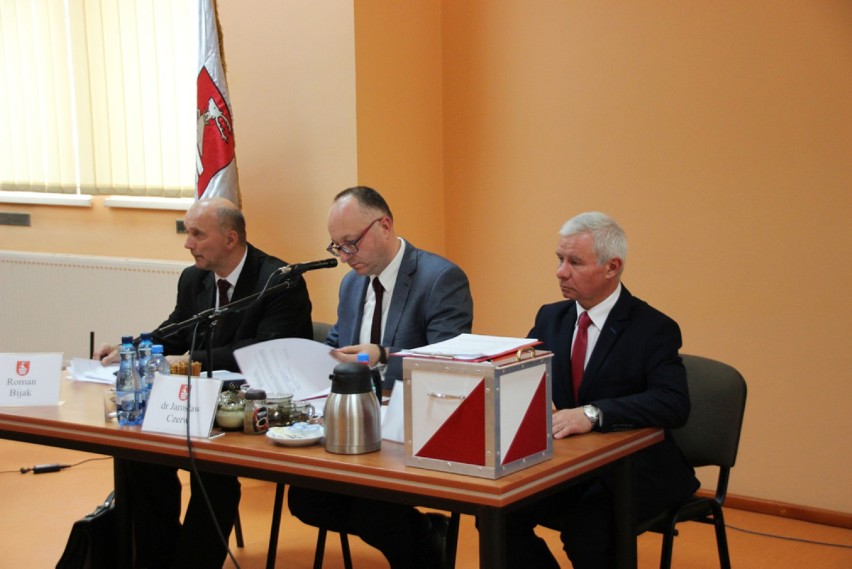 Kraśnik. Krzysztof Staruch jest nowym starostą powiatu kraśnickiego. Na sesji wybrano także jego zastępcę, prezydium i zarząd rady (ZDJĘCIA)