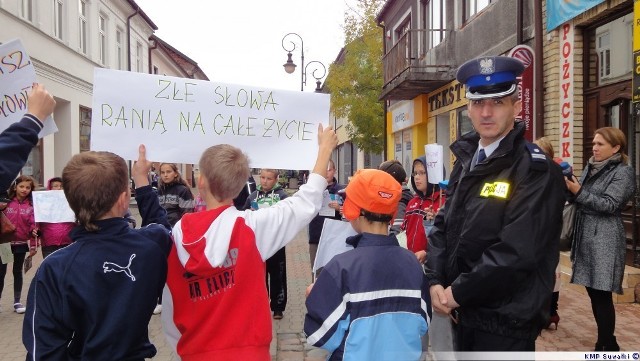 W ramach suwalskiej kampanii &#8222;Słowa ranią na całe życie&#8221; na ulicach miasta dzieci ze Szkoły Podstawowej nr 9 w Suwałkach zachęcały dorosłych aby zdejmowali z ich twarzy maski z &#8222;raniącymi&#8221;, poniżającymi ich godność słowami.