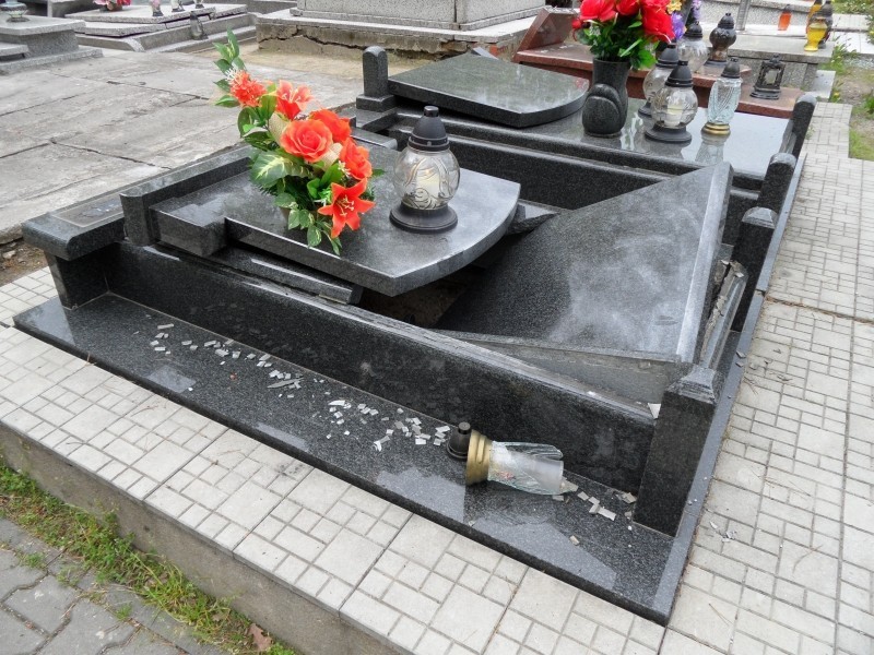 Dewastacja cmentarza przy parafii św. Jana Chrzciciela w Jaśkowicach. Wandale zniszczyli nagrobki
