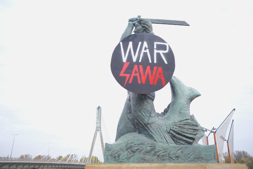 Warszawska Syrenka z czerwoną błyskawicą. Symbol Strajku Kobiet pojawił się na nadwiślańskim pomniku