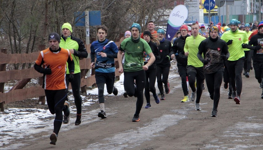 Na starcie biegu "Parkrun dla WOŚP 2023" stanęło ponad stu...