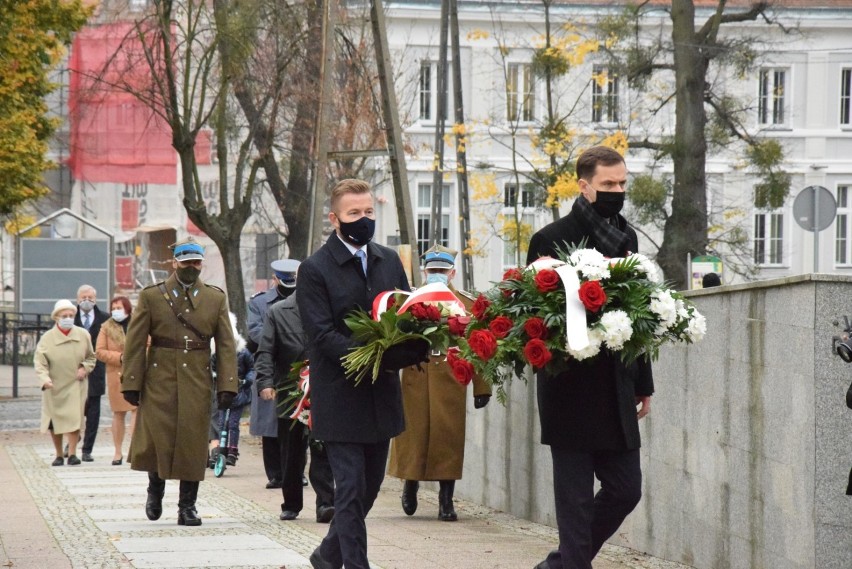 Pruszcz Gdański. Uroczystości w Święto Niepodległości 2020 [ZDJĘCIA]. Symboliczna kwiaty pod pomnikiem Nikie|ZDJĘCIA