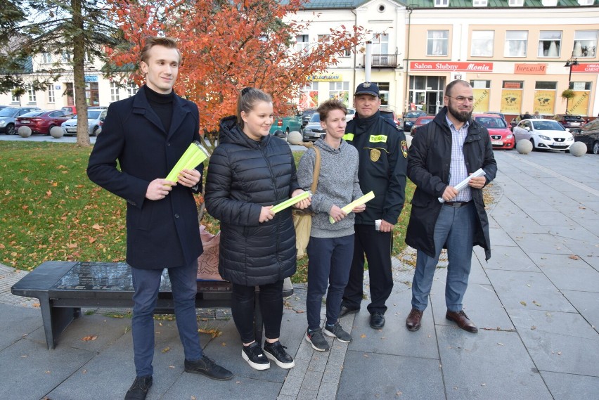 Młodzież rozdawała mieszkańcom odblaski      