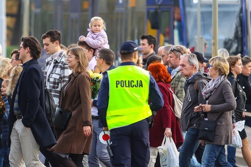 Tłumy na wrocławskich cmentarzach. Policja informuje, że akcja "Wszystkich Świętych 2022" przebiega póki co spokojnie [ZDJĘCIA]