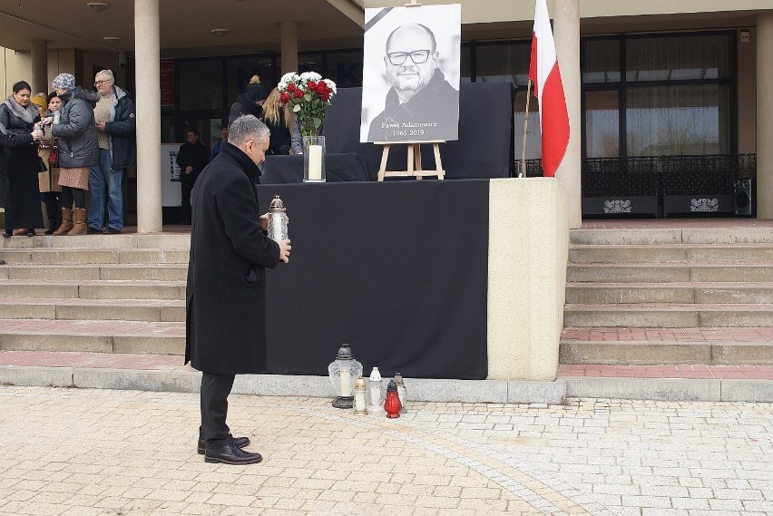 Opocznianie składali kondolencje i palili znicze upamiętniając Pawła Adamowicza prezydenta Gdańska [ZDJĘCIA]