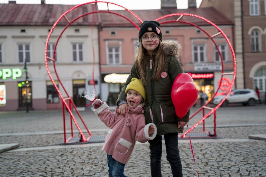 565 balonowych serc trafiło do mieszkańców Skierniewic