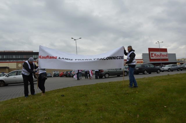 Bełchatów. Protest związkowców pod Kauflandem