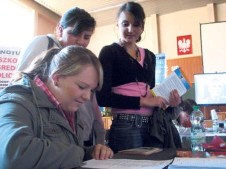 Młodzi ludzie, którzy chcą pracować, mają w czym wybierać. Na zdjęciu:  Monika Sobik, Lucyna Dyrna i Iwona Chimicz. Fot. Tomasz Siemieniec