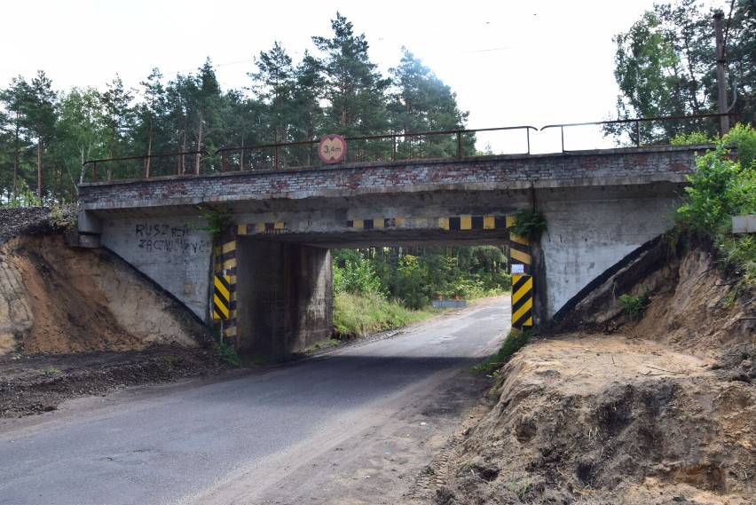 Remontują wiadukt kolejowy nad drogą Pajęczno-Siemkowice. Objazd do połowy listopada. Nowe oblicze zyska także stacja w Chorzewie ZDJĘCIA