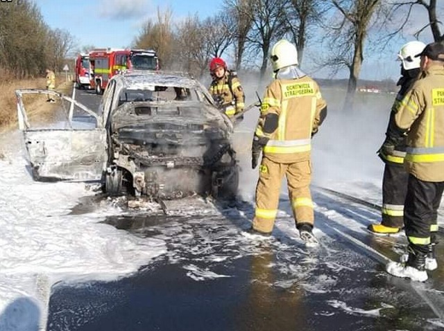 Do pożaru samochodu osobowego doszło an drodze wojewódzkiej nr 297.