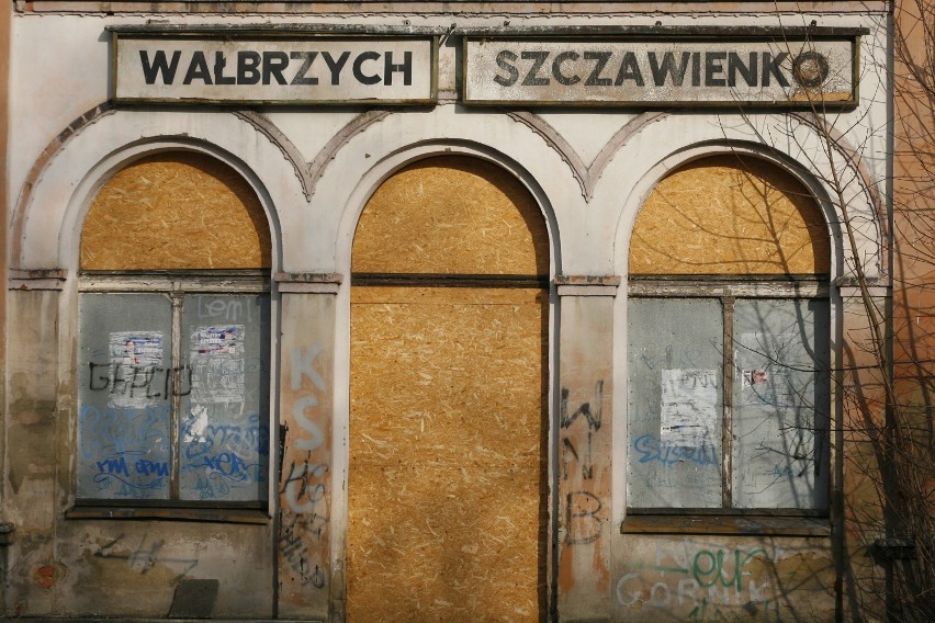 Gmina Wałbrzych chciałaby wyburzyć zrujnowany budynek dworca...