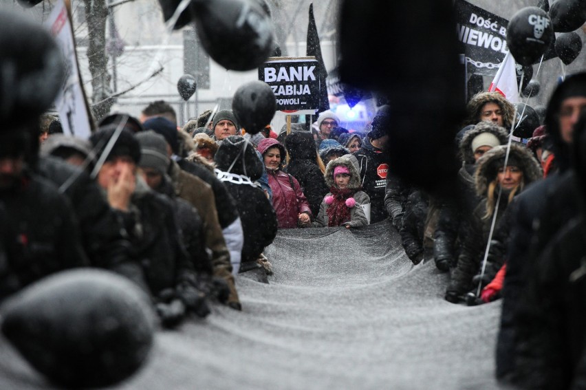 Protest frankowiczów, Warszawa. Czarna procesja oszukanych...