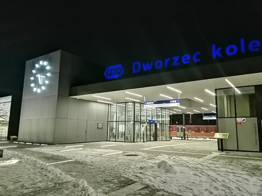 Dworzec kolejowy w Oświęcimiu. Zdjęcia nocne