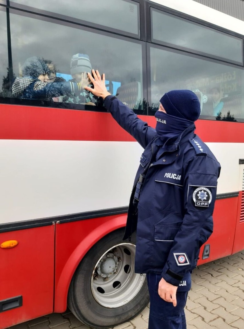 Policjanci z Jarosławia pomagają wojennym uchodźcom i dodają im otuchy [ZDJĘCIA]