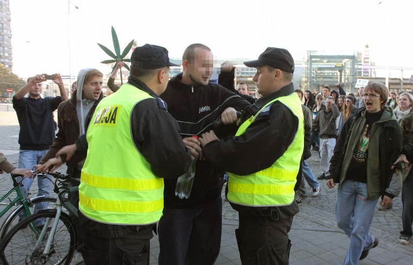 Wrocław: Marsz zwolenników marihuany rozbity przez policję (Zdjęcia)