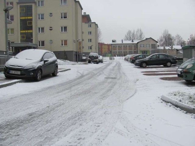 Odpowiedzialni za utrzymanie parkingu osiedla MTBS-u i uliczek wewnętrznych przy Sucharskiego dali dziś plamę.