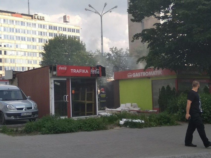 Pożar w centrum Katowic. Palił się zamknięty kiosk z jedzeniem na Skargi [ZDJĘCIA]