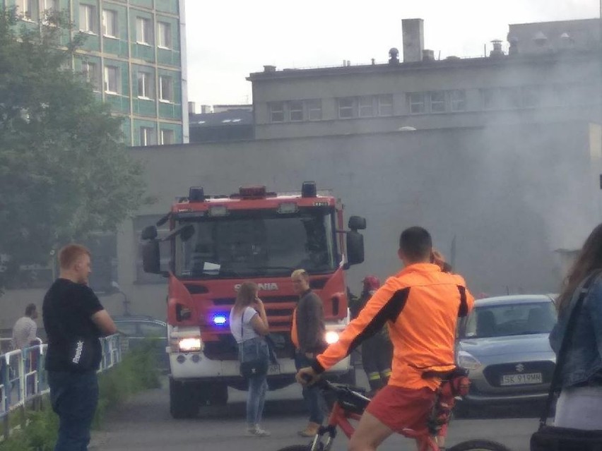 Pożar w centrum Katowic. Palił się zamknięty kiosk z jedzeniem na Skargi [ZDJĘCIA]