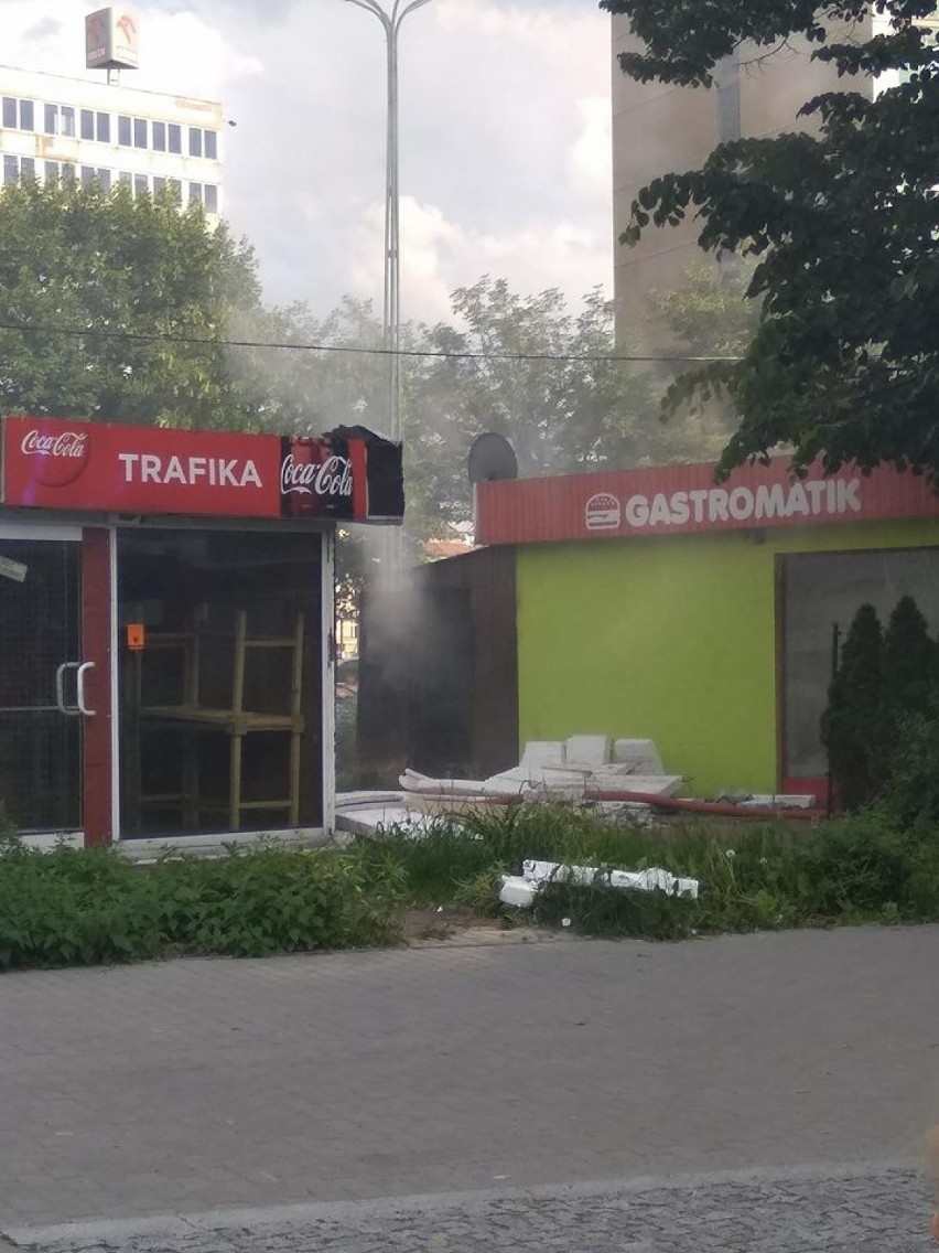 Pożar w centrum Katowic. Palił się zamknięty kiosk z jedzeniem na Skargi [ZDJĘCIA]