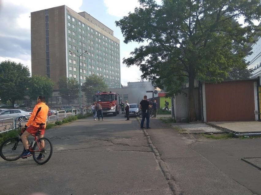 Pożar w centrum Katowic. Palił się zamknięty kiosk z jedzeniem na Skargi [ZDJĘCIA]