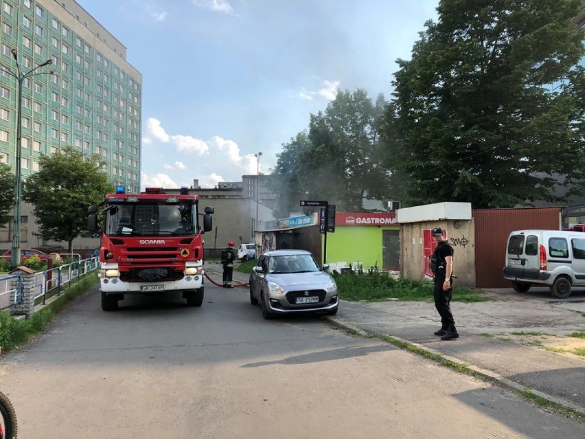 Pożar w centrum Katowic. Palił się zamknięty kiosk z jedzeniem na Skargi [ZDJĘCIA]