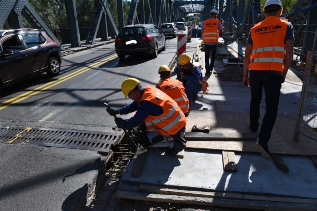 Jak przebiegają prace na remontowanym moście im. Piłsudskiego? W piątek (18 września) zajrzeliśmy na plac budowy, by z bliska przyjrzeć temu, co już zrobiono. Mieliśmy też okazję zobaczyć most tymczasowy, który wykonano na Małej Wisełce, w celu przemieszczania się ciężkim sprzętem po palcu budowy. 

Więcej informacji na kolejnych stronach.