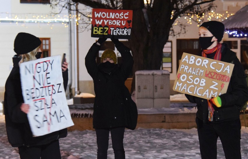 Strajk kobiet w Krośnie. Protestowały przeciwko orzeczeniu TK w sprawie aborcji [ZDJĘCIA]