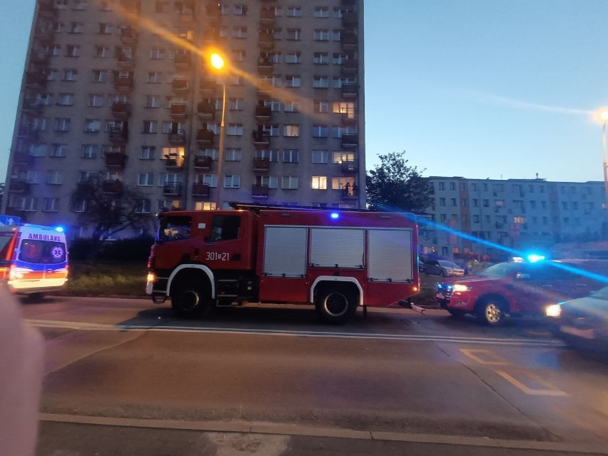 Mężczyzna groził, że skoczy. Strażackie wozy przed blokiem w Kielcach