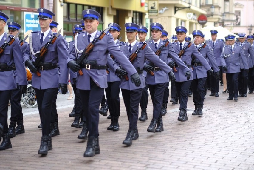 Policjanci z karabinami na toruńskiej starówce. Tak wyglądało święto policji 2019 w Toruniu
