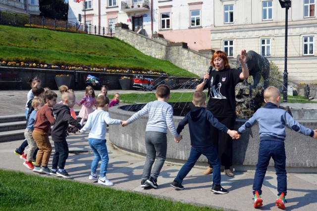 Flash mob w Rynku w Przemyślu z okazji Międzynarodowego Dnia Tańca.