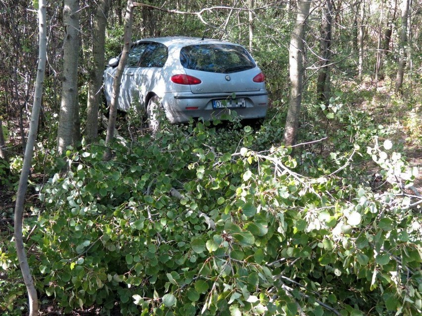 Wrocław: Wypadł z drogi i porzucił samochód (ZDJĘCIA)