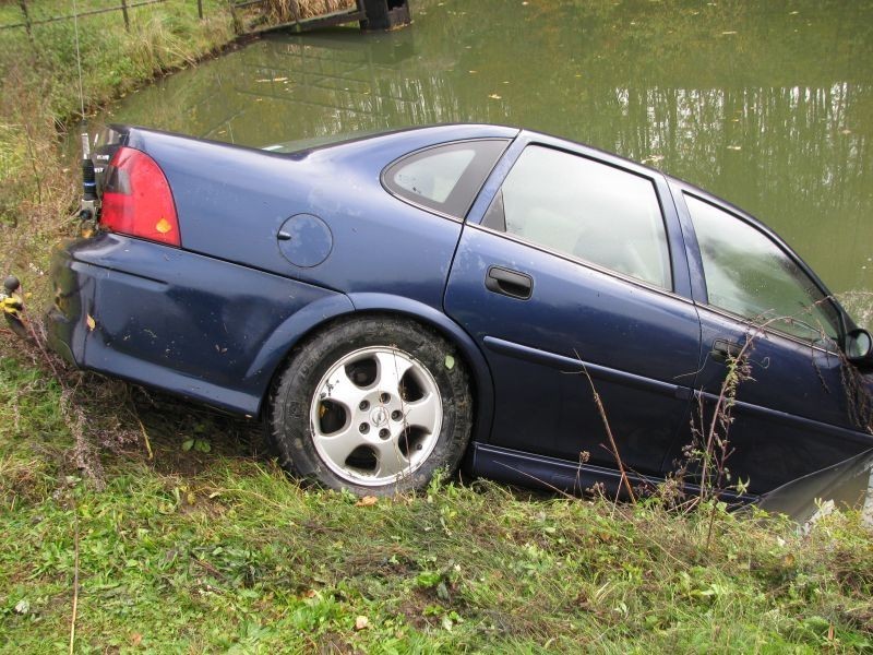 WODZISŁAW: Opel zanurkował w stawie ZDJECIA