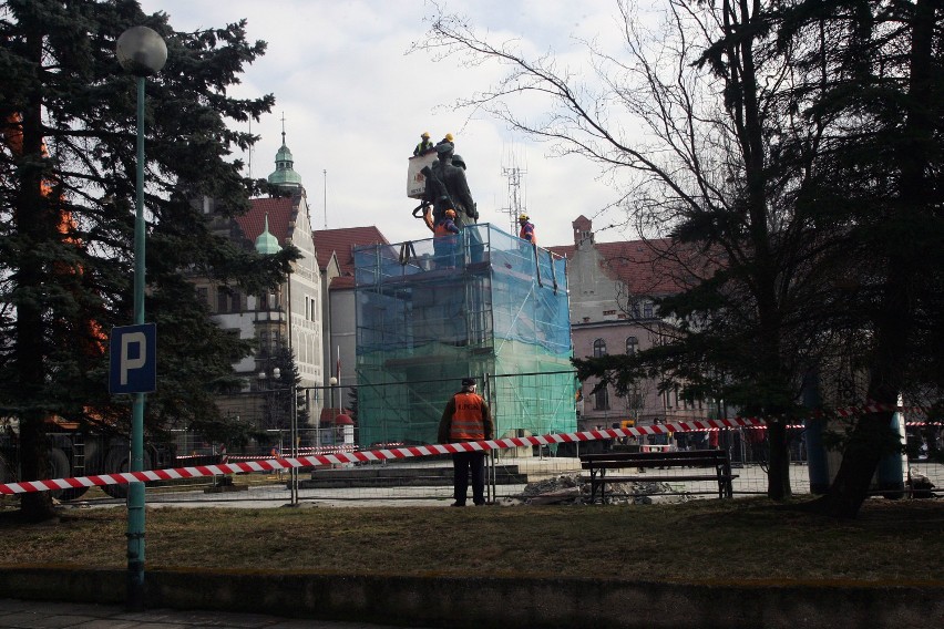 Pomnik Braterstwa Broni zniknął z Placu Słowiańskiego w Legnicy [ZDJĘCIA] [FILMY]