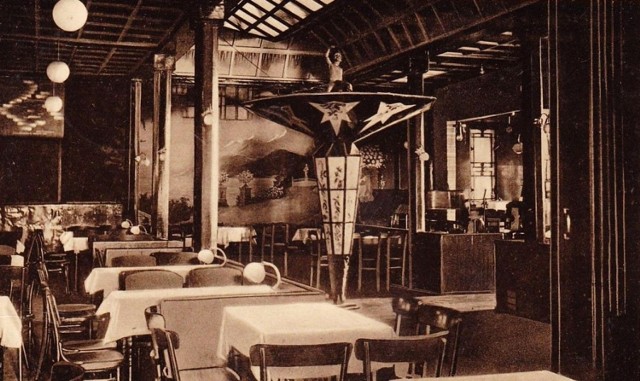 Restauracja Zum Haag mieściła się przy Haagstraβe 17 (ul. Jordana). W latach 30. ubiegłego wieku zmieniła nazwę na "Regina".