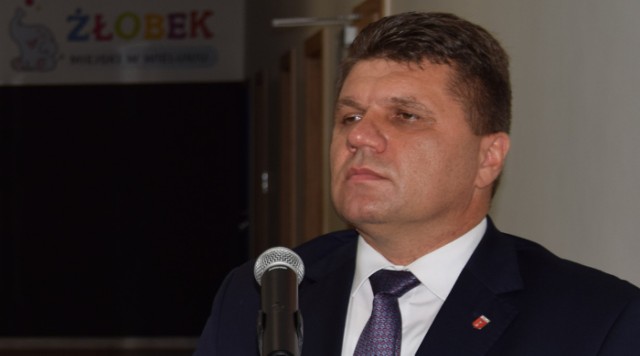 Burmistrz Wielunia Paweł Okrasa za brak maseczki na sesji odpowie przed sądem. Podobnie jak kilku radnych.