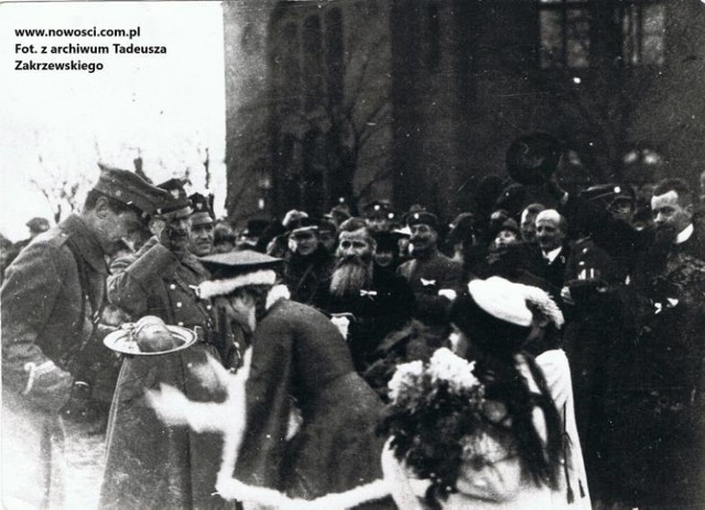18 stycznia 1920 roku pułkownika Stanisława Skrzyńskiego i jego żołnierzy powitały przed Dworcem Miejskim chlebem i solą: Irena Mikulska, Bogna Steinbornówna i Helena Swinarska
