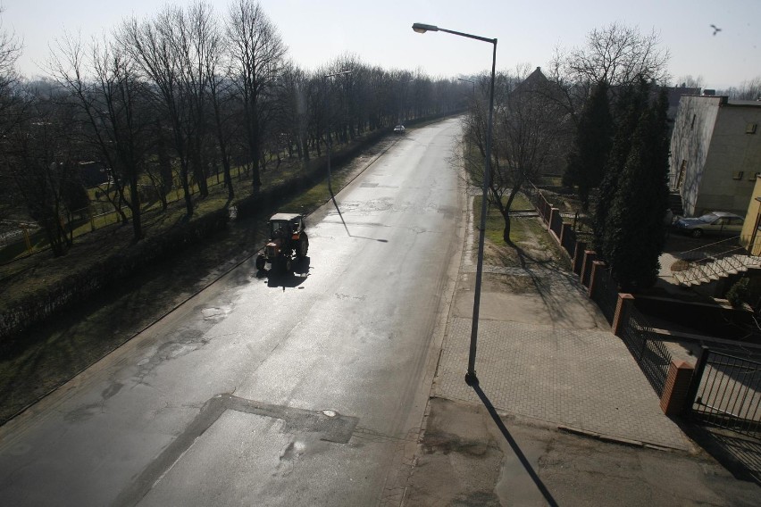 - Obecnie trudno sobie wyobrazić jazdę tą drogą bez dziur i...