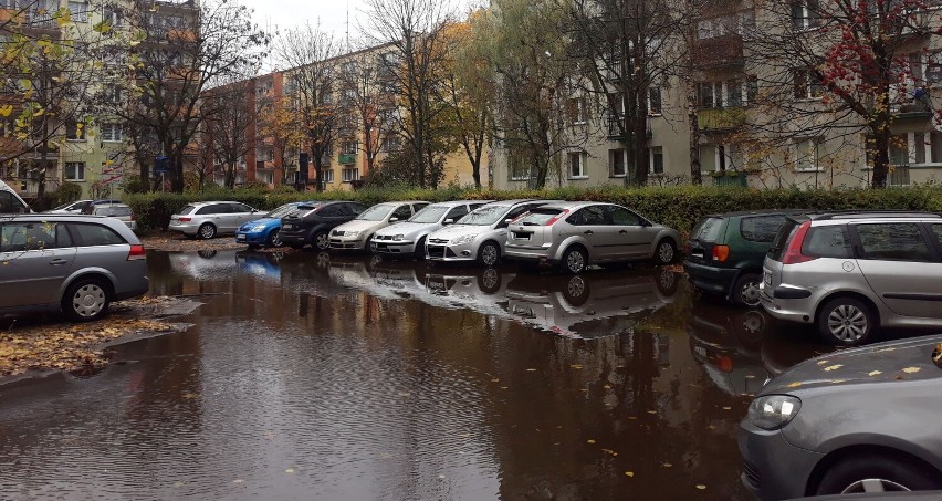 Podpatrzone w Stargardzie. Po deszczu zalany osiedlowy parking 